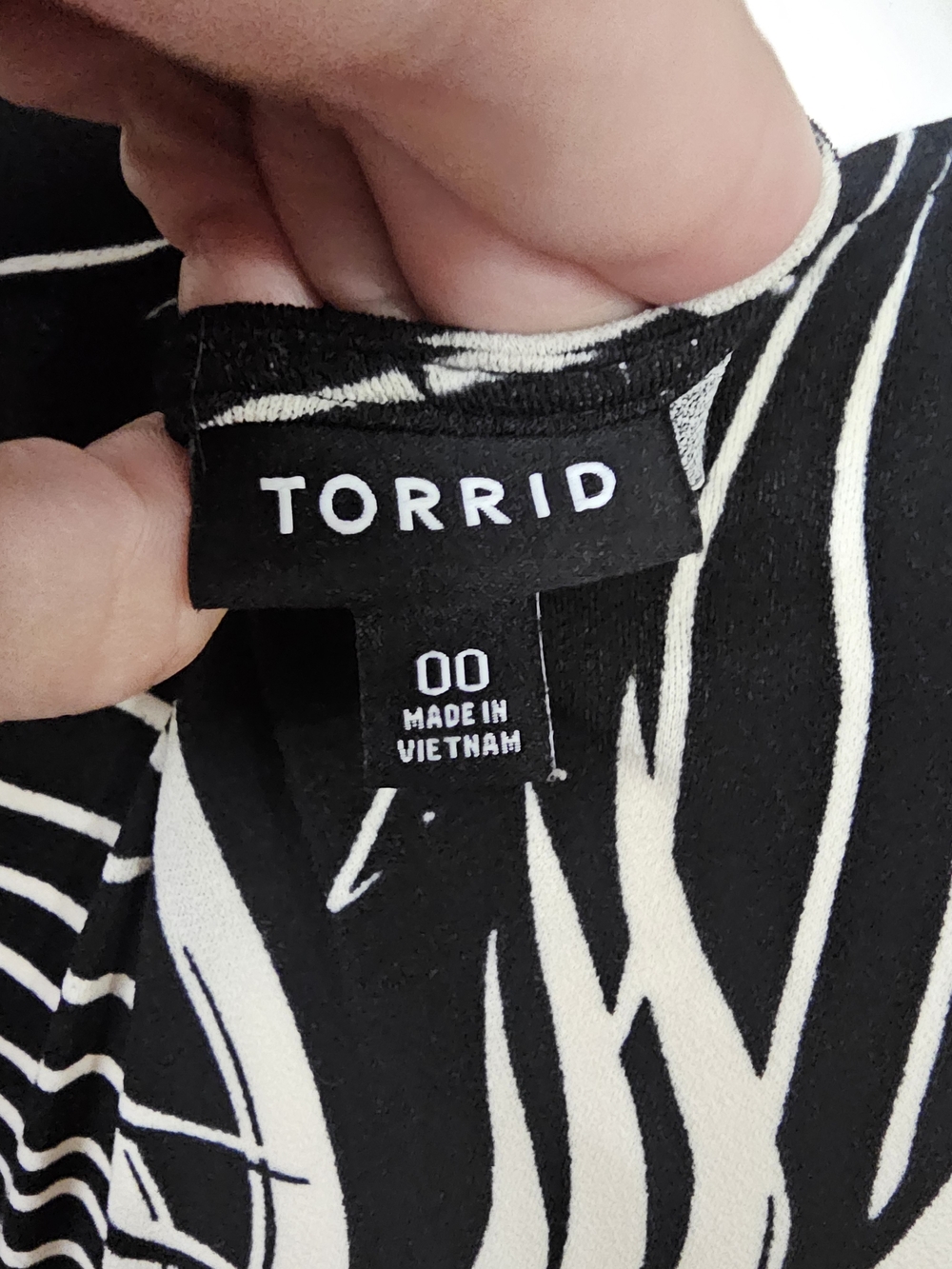 Torrid Black and White Tropical Leaf Print Romper 00 - Picture 4 of 4